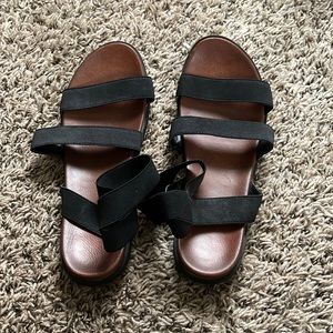 Elastic strapped sandals